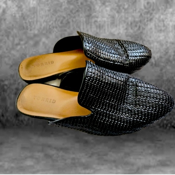 Torrid size 9 Woven Mules - Picture 1 of 3